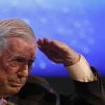 Mario Vargas Llosa, durante la presentación de su nuevo libro, "La llamada de la tribu"/Efe