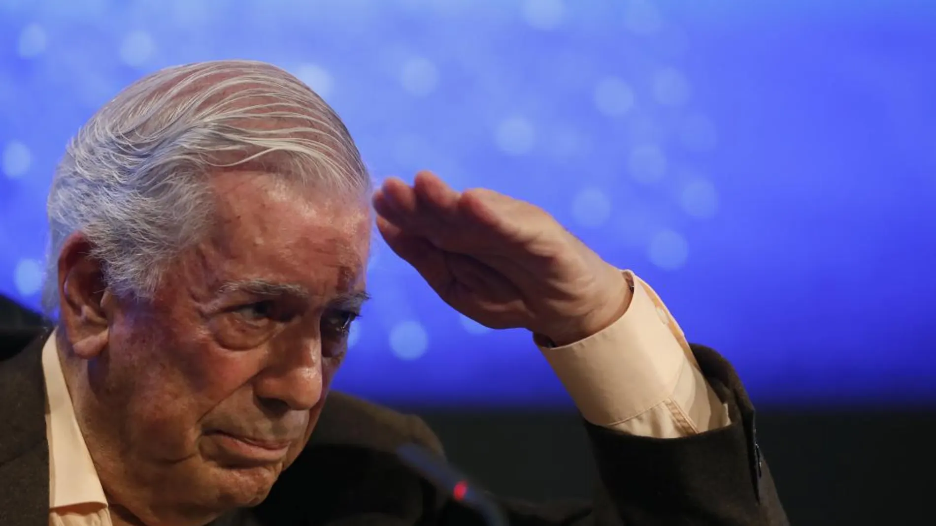 Mario Vargas Llosa, durante la presentación de su nuevo libro, "La llamada de la tribu"/Efe