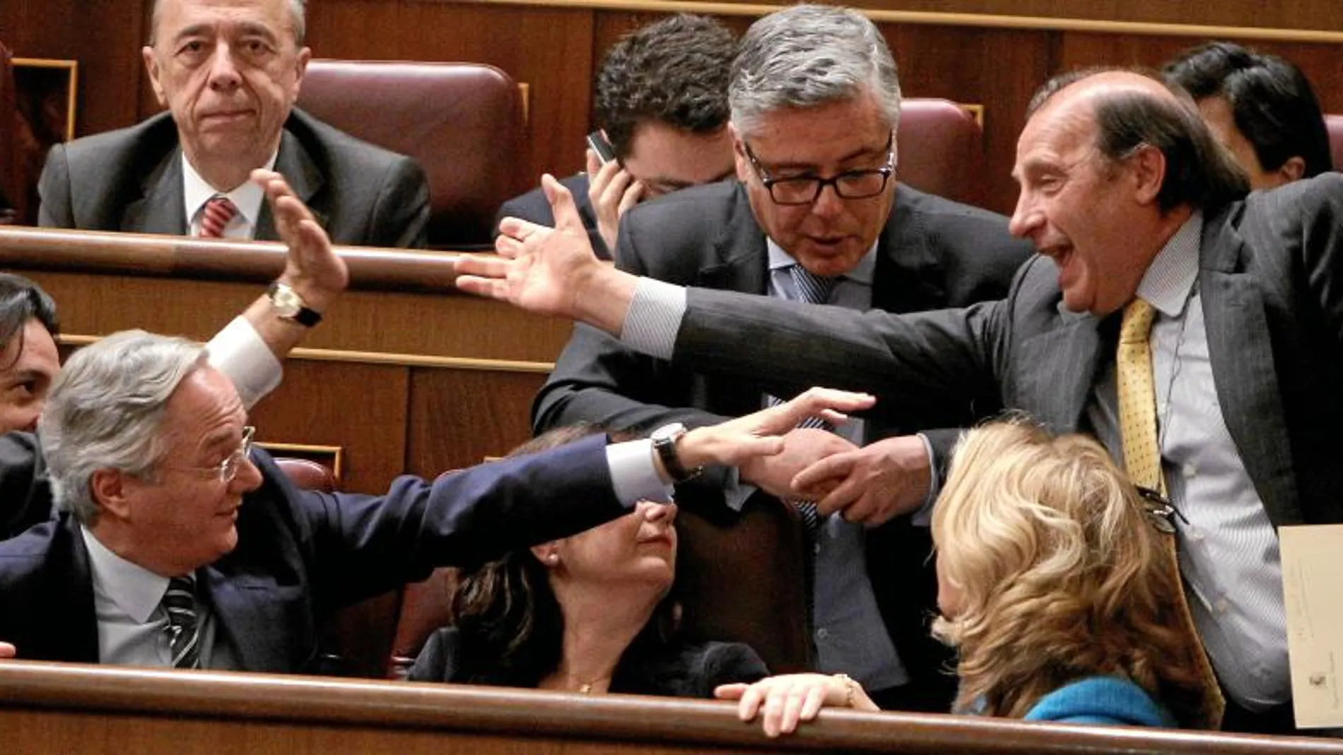 El diputado Vicente Martínez-Pujalte, ayer en el Congreso de los Diputados saludando a algunos compañeros de Grupo