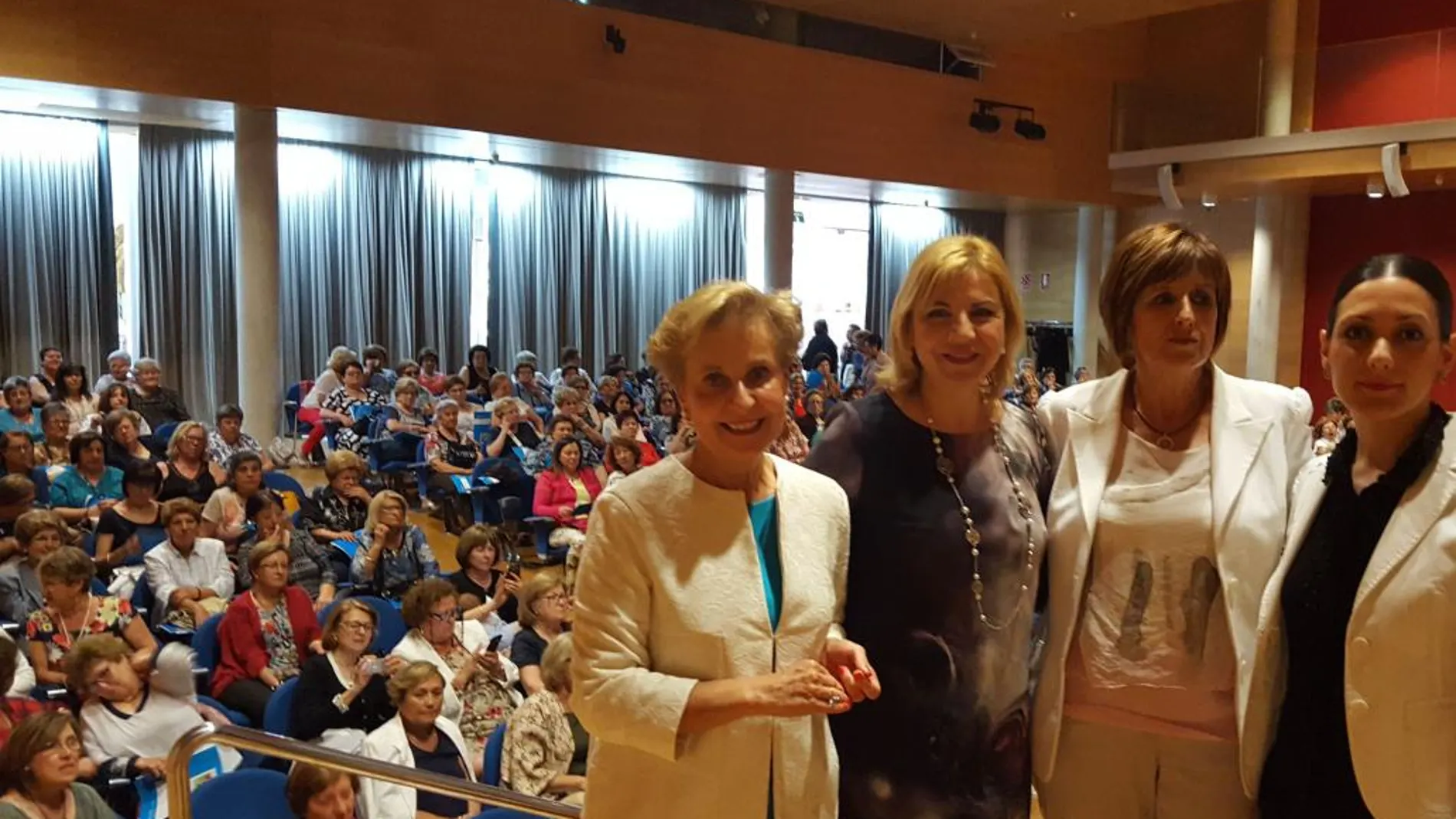 La consejera de Igualdad, Violante Tomás, junto a las representantes de Afammer y la directora de la Mujer