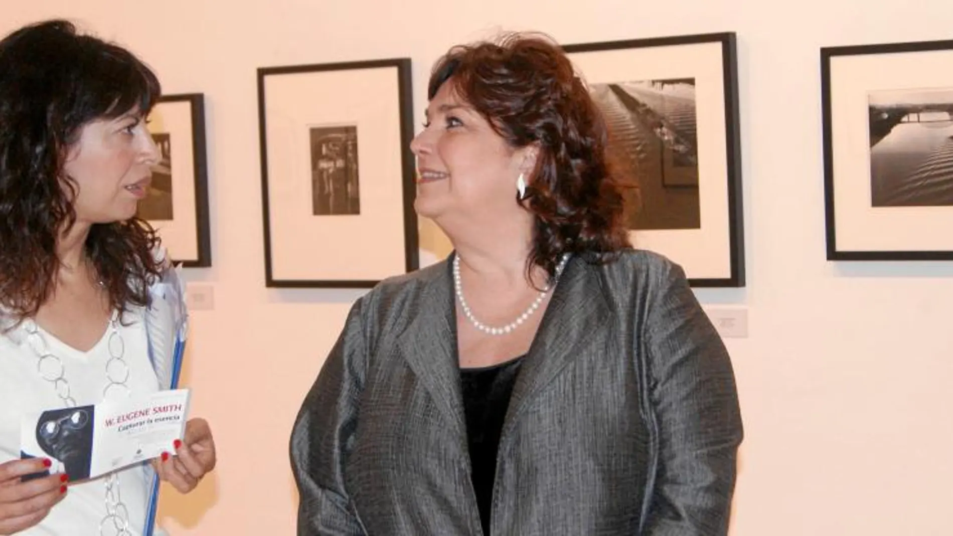 La concejala de Cultura y Turismo, Ana Redondo, presenta «Capturar la imagen», de W. Eugene Smith, junto a la comisaria de la exposición, Enrica Viganò
