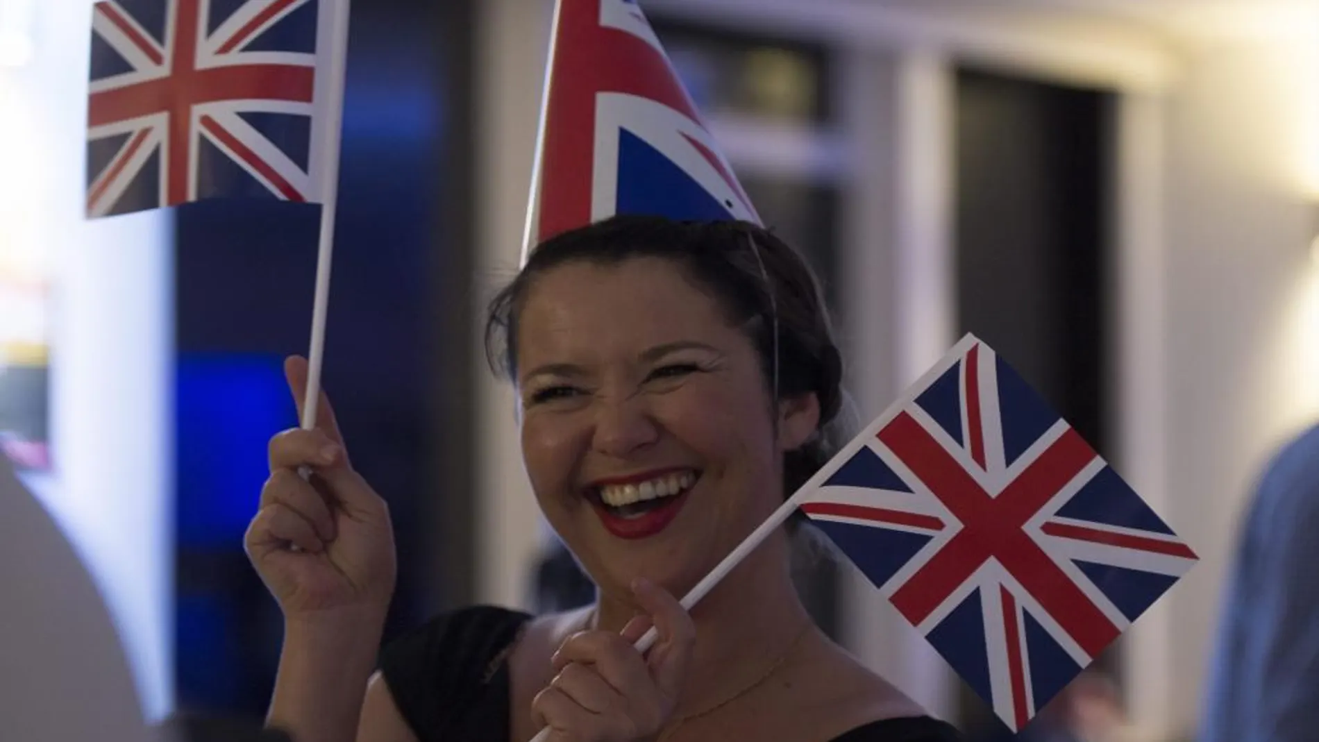 Una mujer asiste a un evento 'Leave.EU Referendum Party' en Londres