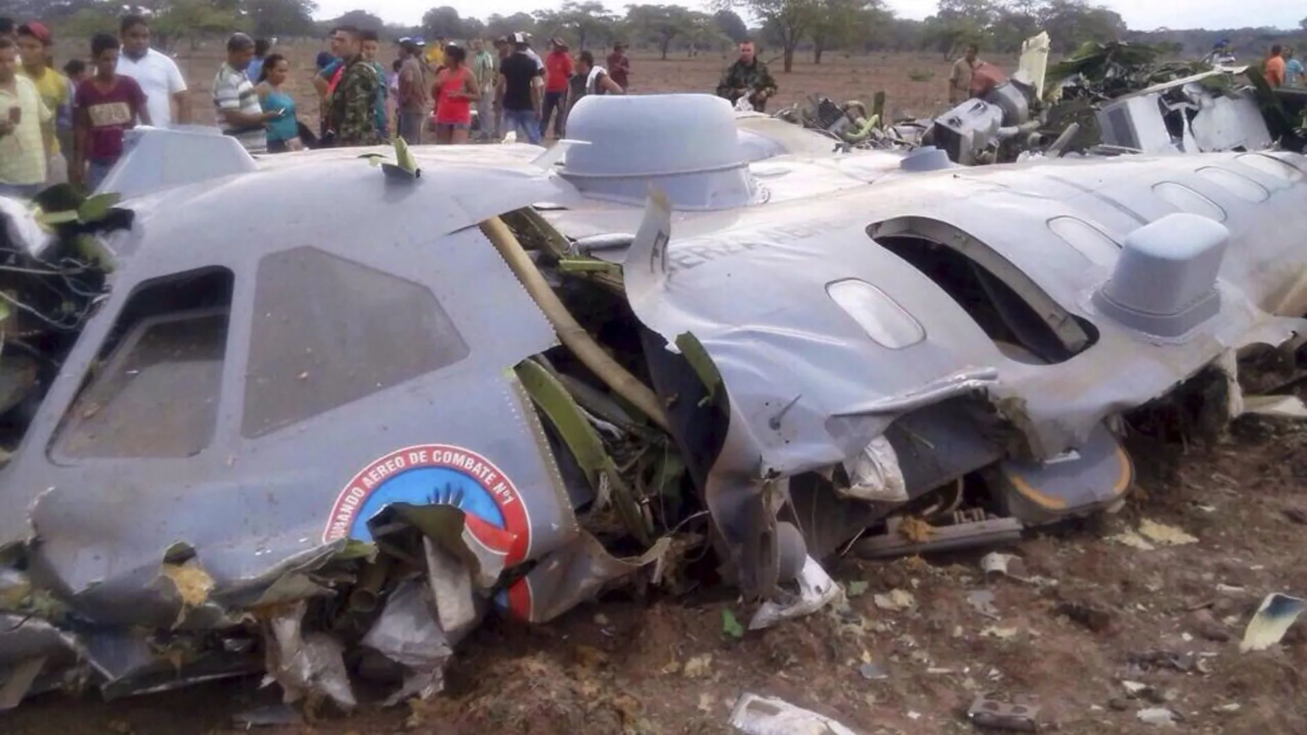 Restos del avión siniestrado en el lugar del accidente donde once integrantes de la Fuerza Aérea Colombiana (FAC) murieron al estrellarse en el municipio de Agustín Codazzi, departamento del Cesar (Colombia)