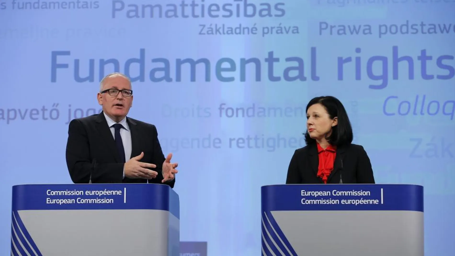 El vicepresidente de la Comisión Europea, Frans Timmermans, y la comisaria europea de Justicia, Vera Jourová (dcha), ofrecen una rueda de prensa sobre el primer coloquio anuial sobre derechos fundamentales en la Comisión Europea en Bruselas el 1 de octubre de 2015.