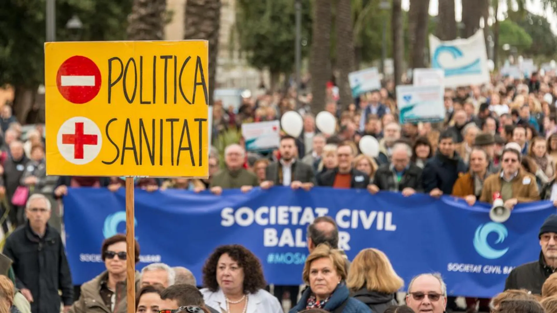 Manifestación organizada por la plataforma ciudadana "Mos Movem, En Marcha, Let's go"hoy por las calles del centro de Palma. EFE/CATI CLADERA