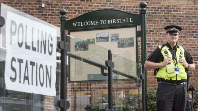 Un ofivcial de policía a las afueras de un colegio electoral en West Yorkshire