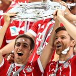 Los futbolistas del Bayern de Munich Philipp Lahm y Xabi Alonso celebraron el título de la Bundesliga en su último partido como profesionales, en el que el conjunto bávaro se impuso al Friburgo por 4-1