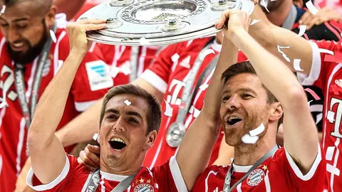 Los futbolistas del Bayern de Munich Philipp Lahm y Xabi Alonso celebraron el título de la Bundesliga en su último partido como profesionales, en el que el conjunto bávaro se impuso al Friburgo por 4-1