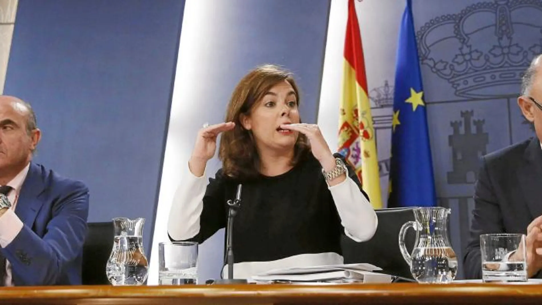 Flanqueada por De Guindos y Montoro, la vicepresidenta, Soraya Sáenz de Santamaría, remarcó que «ahora corresponde devolver el esfuerzo a los ciudadanos»