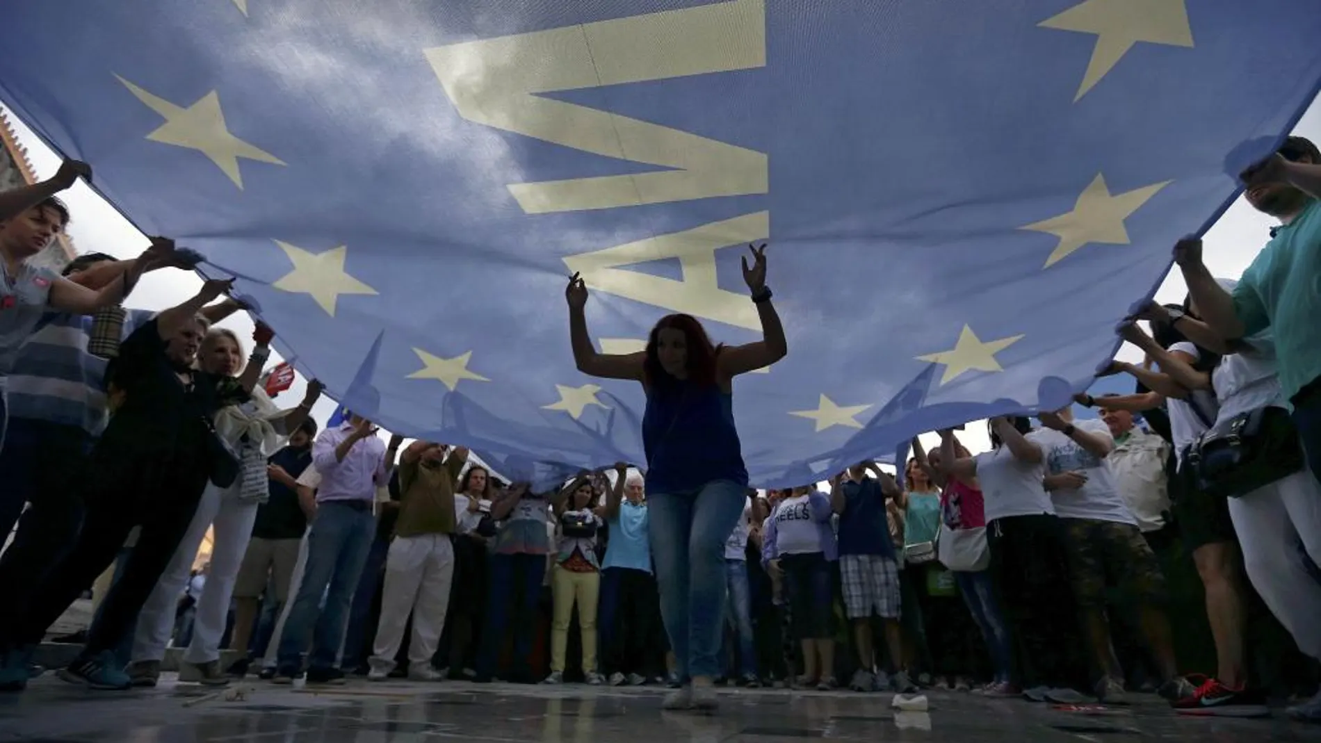 Bajo en lema "Vivimos en Europa", los manifestantes hicieron un llamamiento al Gobierno para que garantice la permanencia de Grecia en el euro