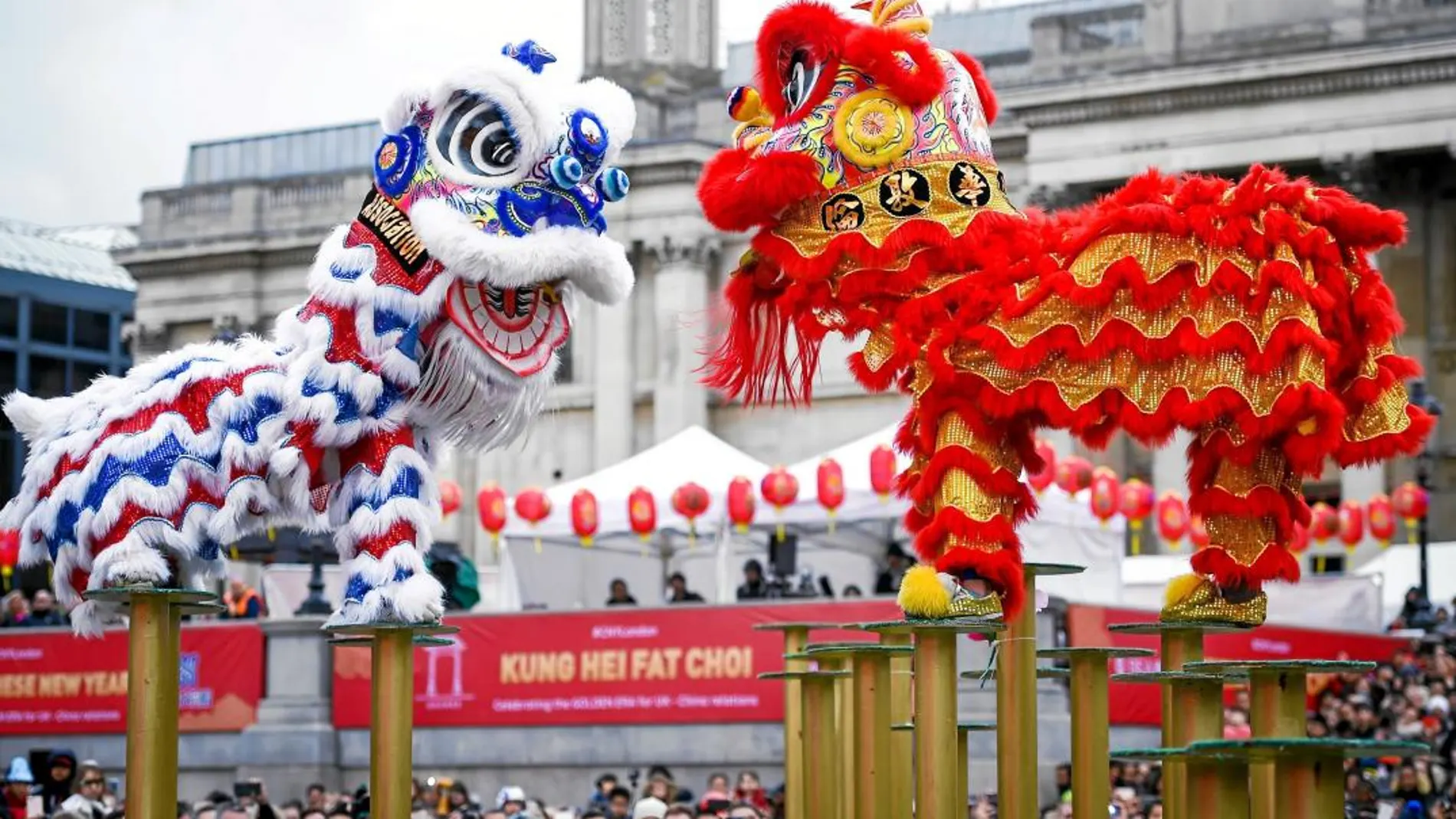 Dos perros encabezan el desfile oriental del Año Nuevo del Perro, en Pekín