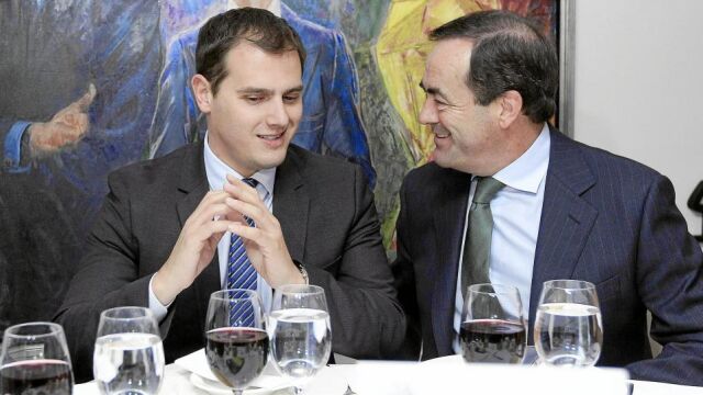El líder de Ciudadanos, Albert Rivera, y el ex presidente del Congreso José Bono, en una comida coloquio del Club Siglo XXI el pasado mes de septiembre