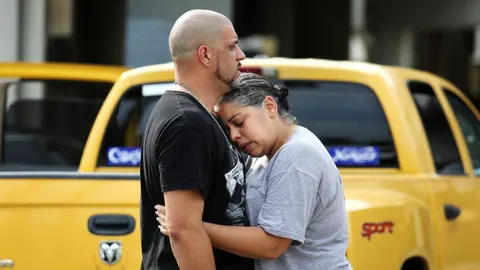 Ray Rivera, DJ en Pulse Orlando, es consolado por un amigo tras el tiroteo.