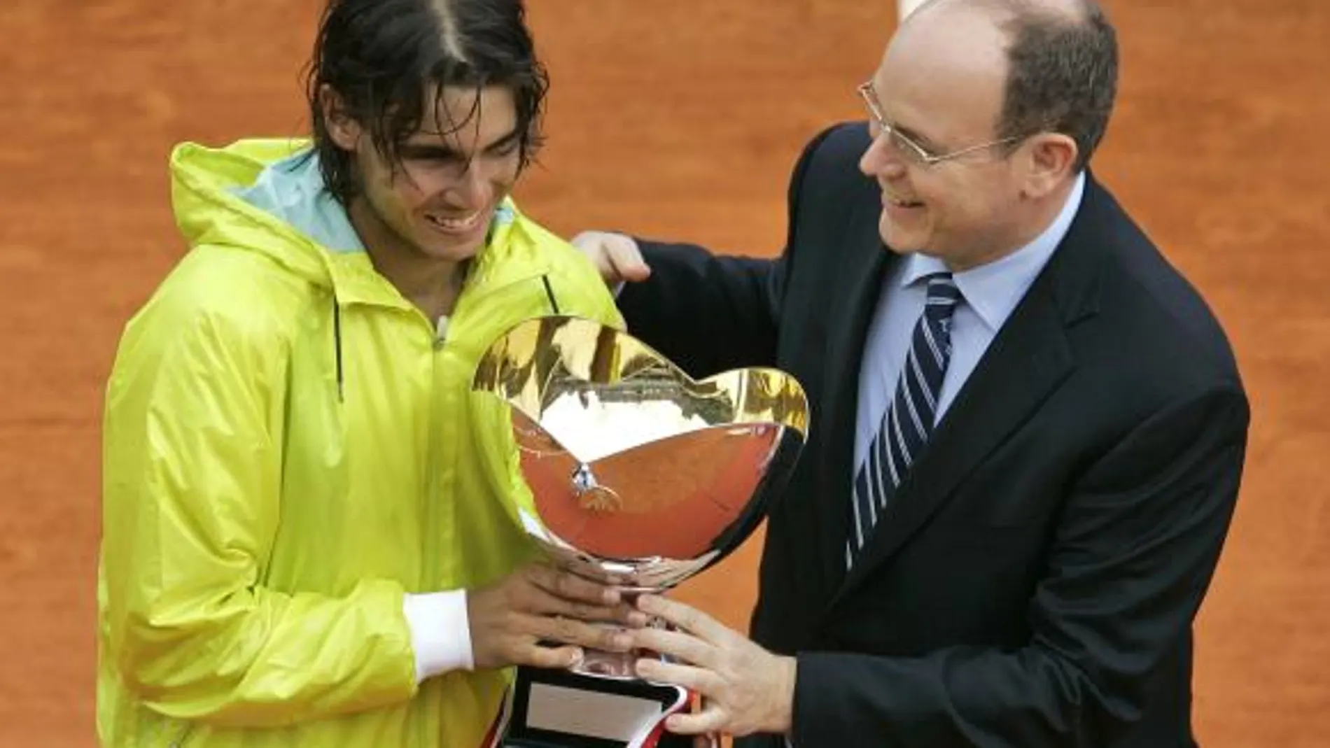 Nadal, campeón en Montecarlo, recibe el trofeo de manos de Alberto de Mónaco