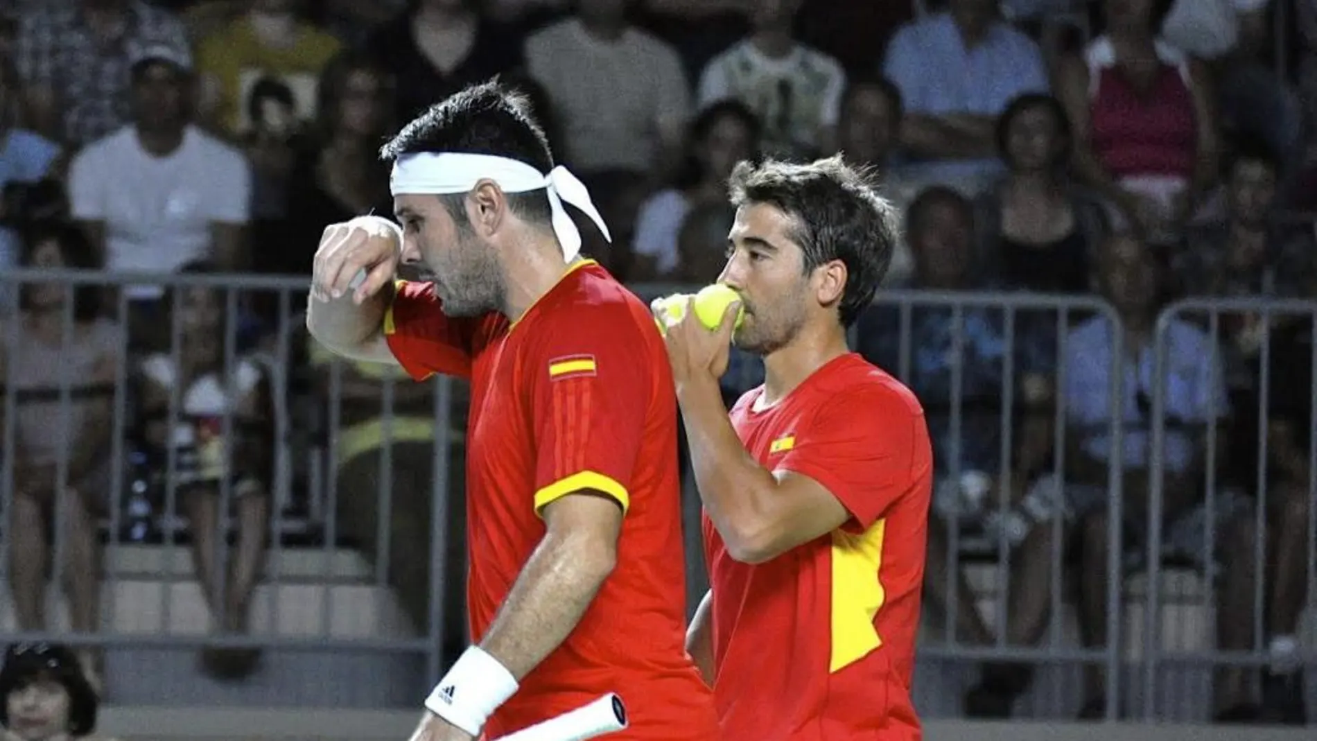 Marc López (d) y David Marrero, durante el partido de dobles contra la pareja de rusos Konstantin Kravchuk y Evgeny Donskoy
