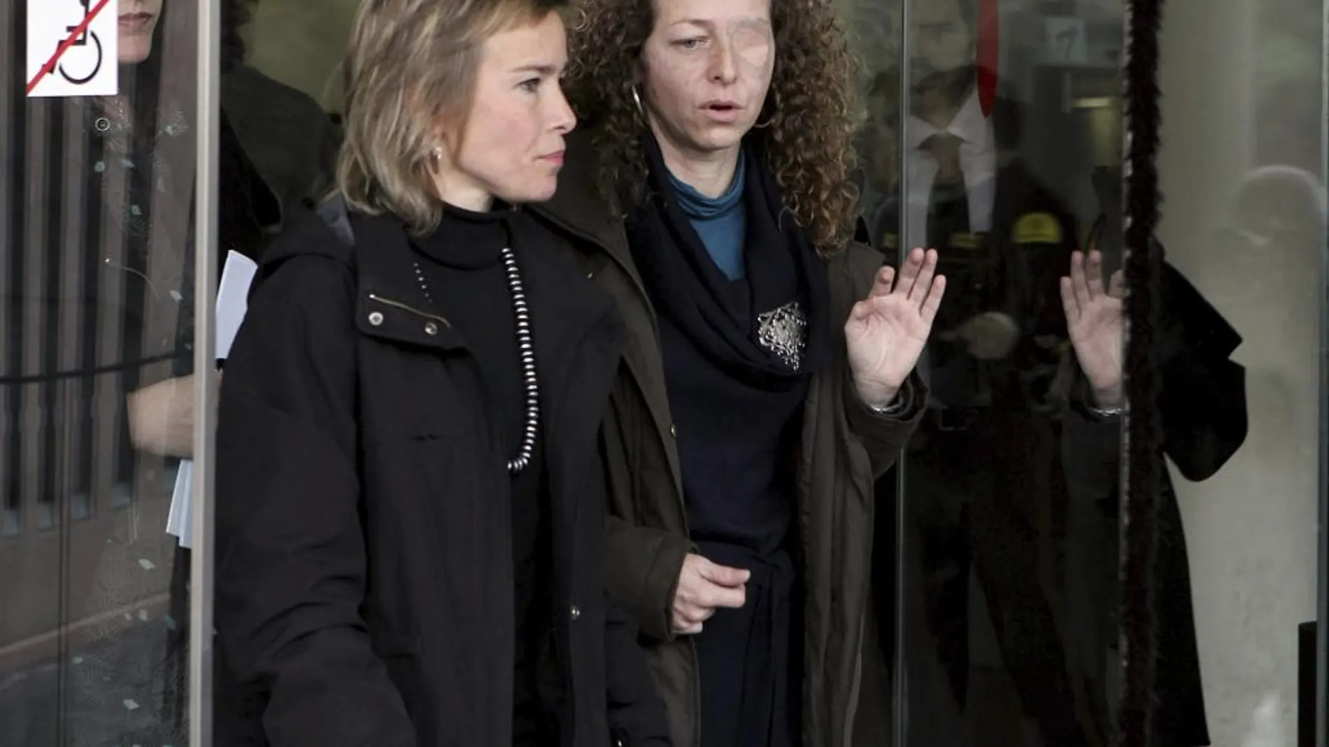 Ester Quintana (d), de 42 años, la mujer que perdió el ojo izquierdo a consecuencia de un fuerte impacto recibido en una calle de Barcelona durante las protestas registradas durante la huelga general del 14N