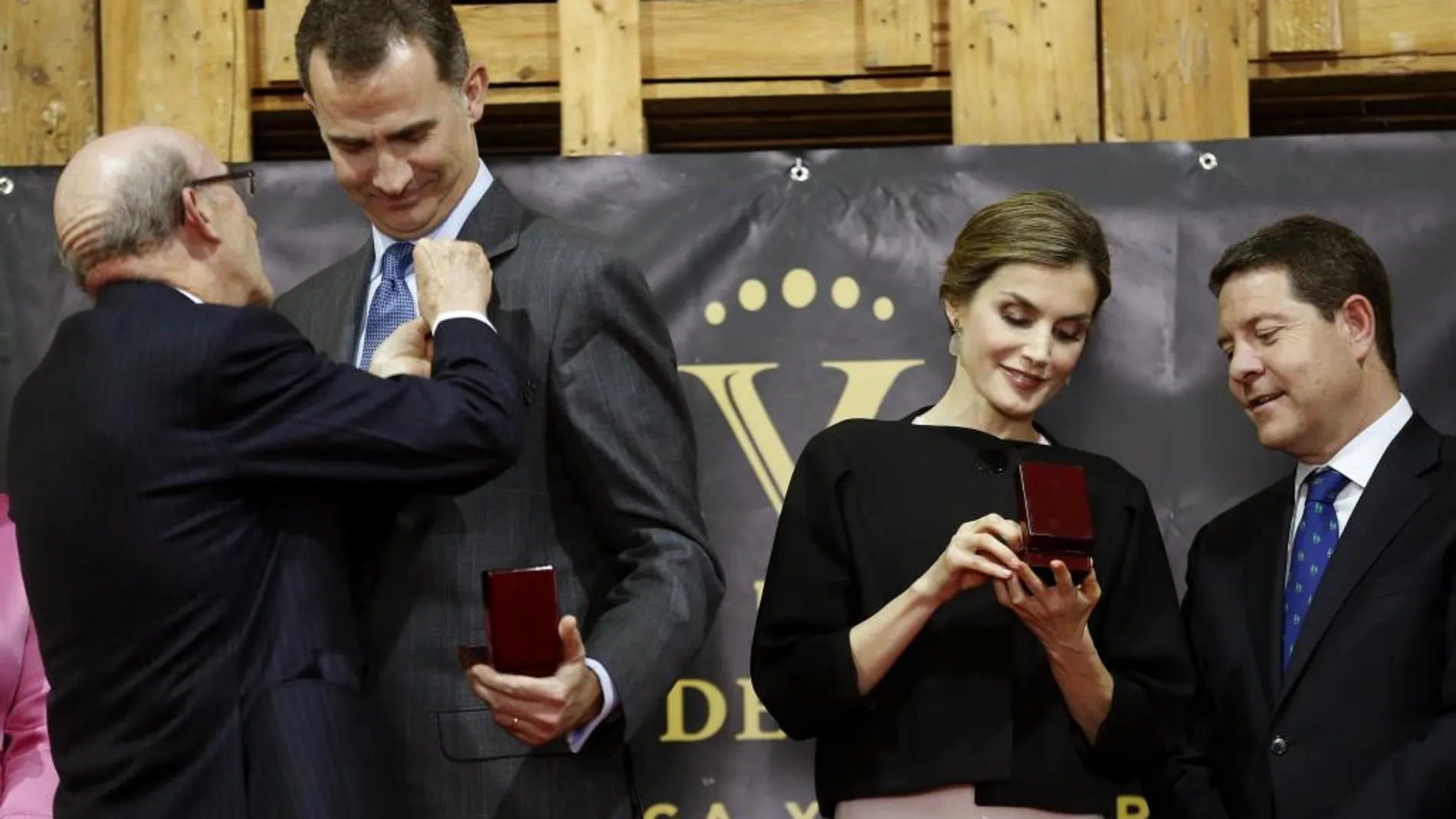Los reyes Felipe y Letiza reciben la Insignia de Oro y Brillantes de la cooperativa vinícola "Virgen de las Viñas", en Tomelloso, en presencia del presidente de la Junta de Comunidades de Castilla-La Mancha