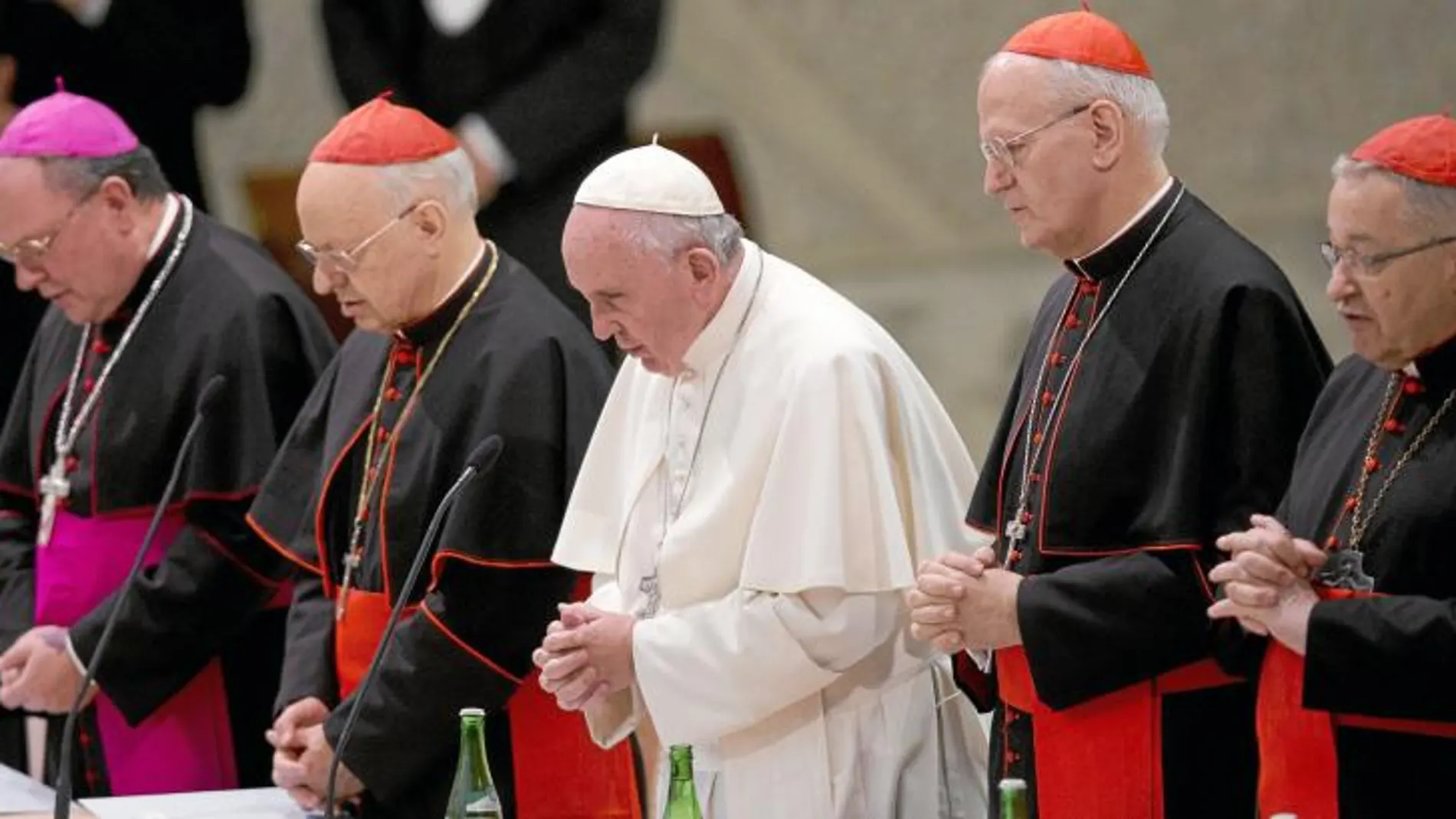 El Papa Francisco, junto a varios obispos y cardenales, durante la celebración del 50º aniversario del Sínodo el pasado sábado