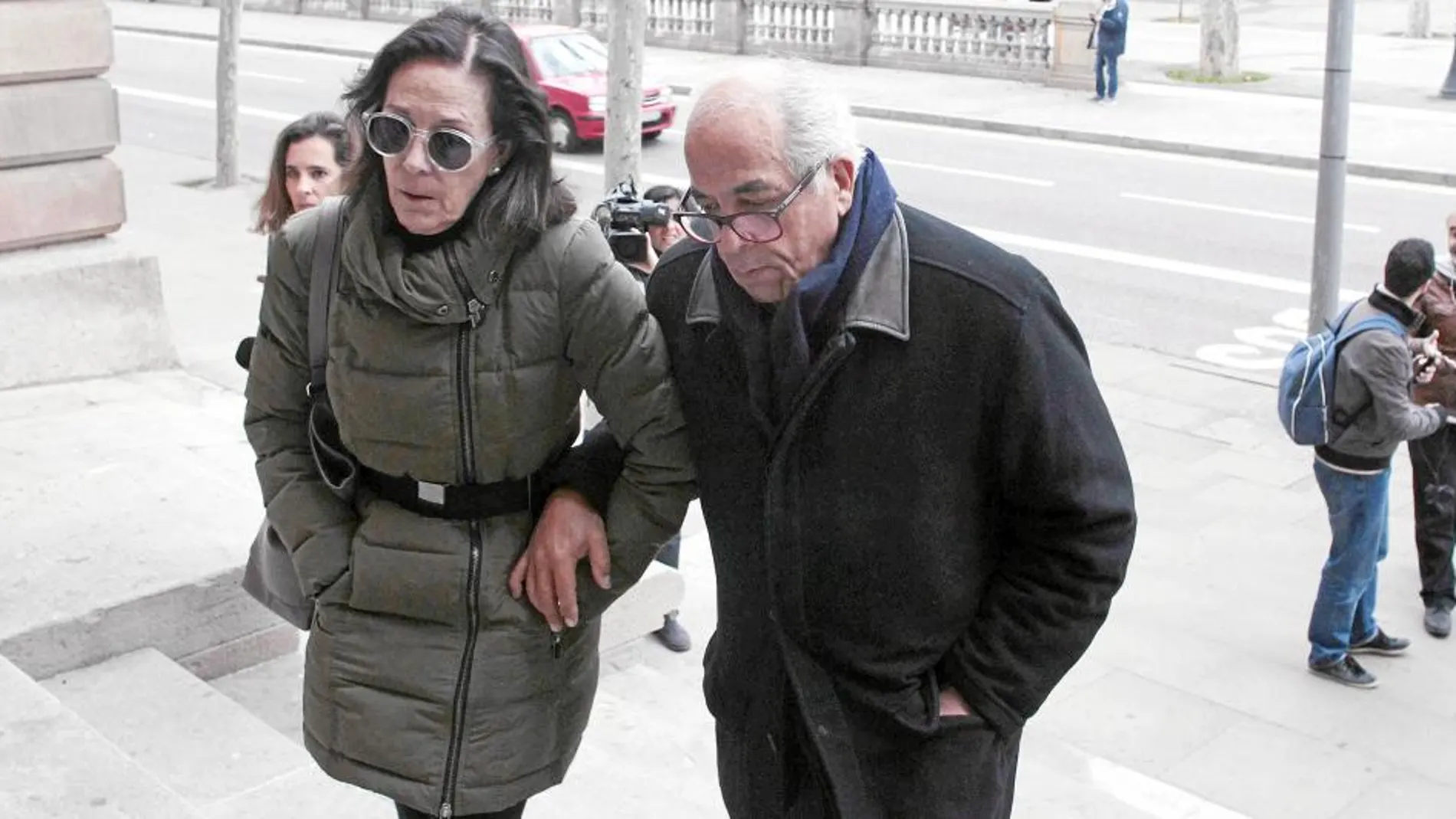 El doctor Morín y su mujer, ayer, en el momento de acceder a la Audiencia de Barcelona