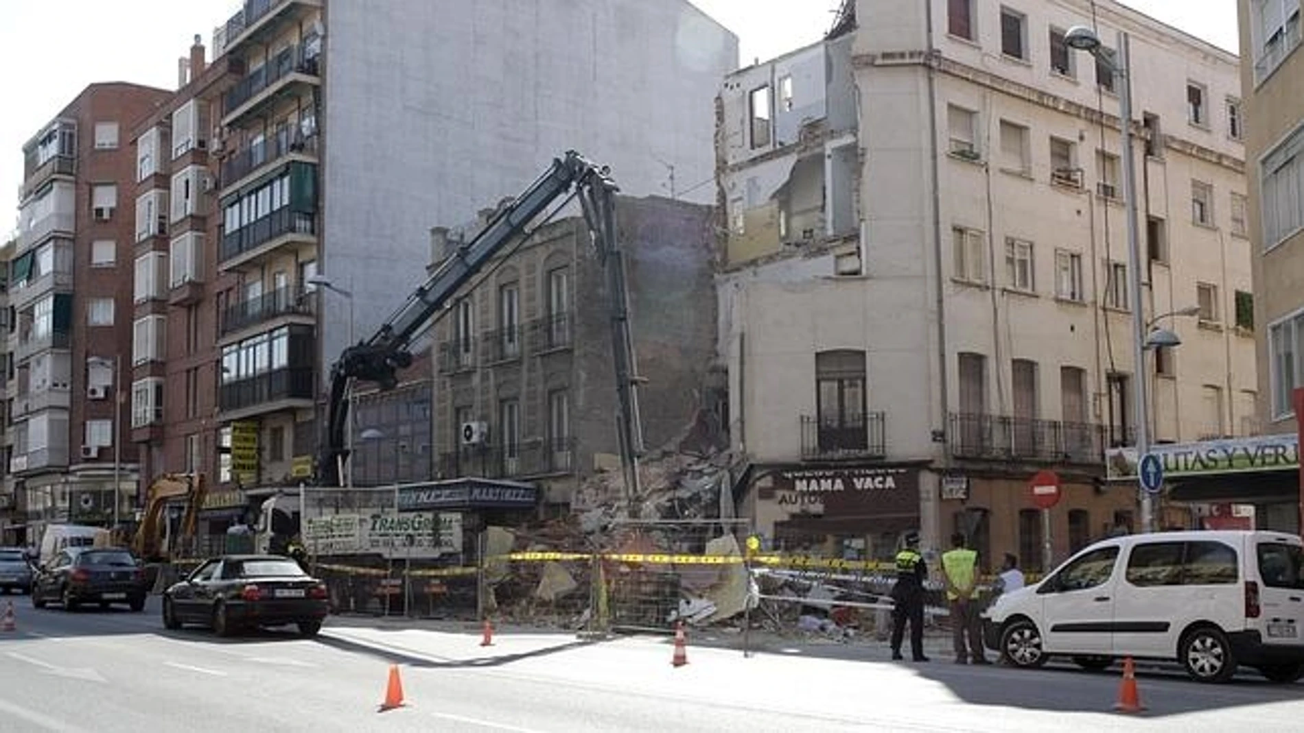 Vista general del edificio que se derrumbó en la calle Amalia