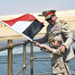 Imagen de archivo de Abdelfatah Al Sisi junto a un niño durante la inauguración del nuevo canal de Suez