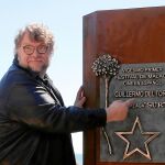 El director Guillermo del Toro fue homenajeado ayer en el Festival de Cine español de Málaga, donde lució el sol
