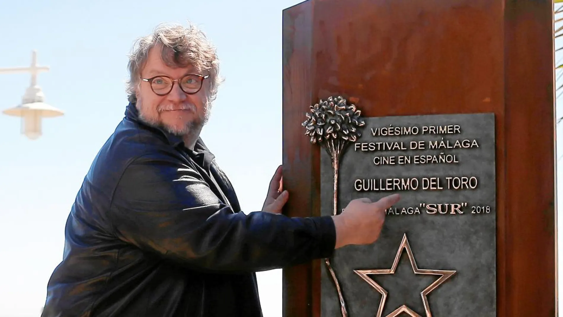 El director Guillermo del Toro fue homenajeado ayer en el Festival de Cine español de Málaga, donde lució el sol
