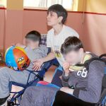 Imagen de una profesora realizando ejercicios con los alumnos de un Centro de Atención de personas con discapacidad