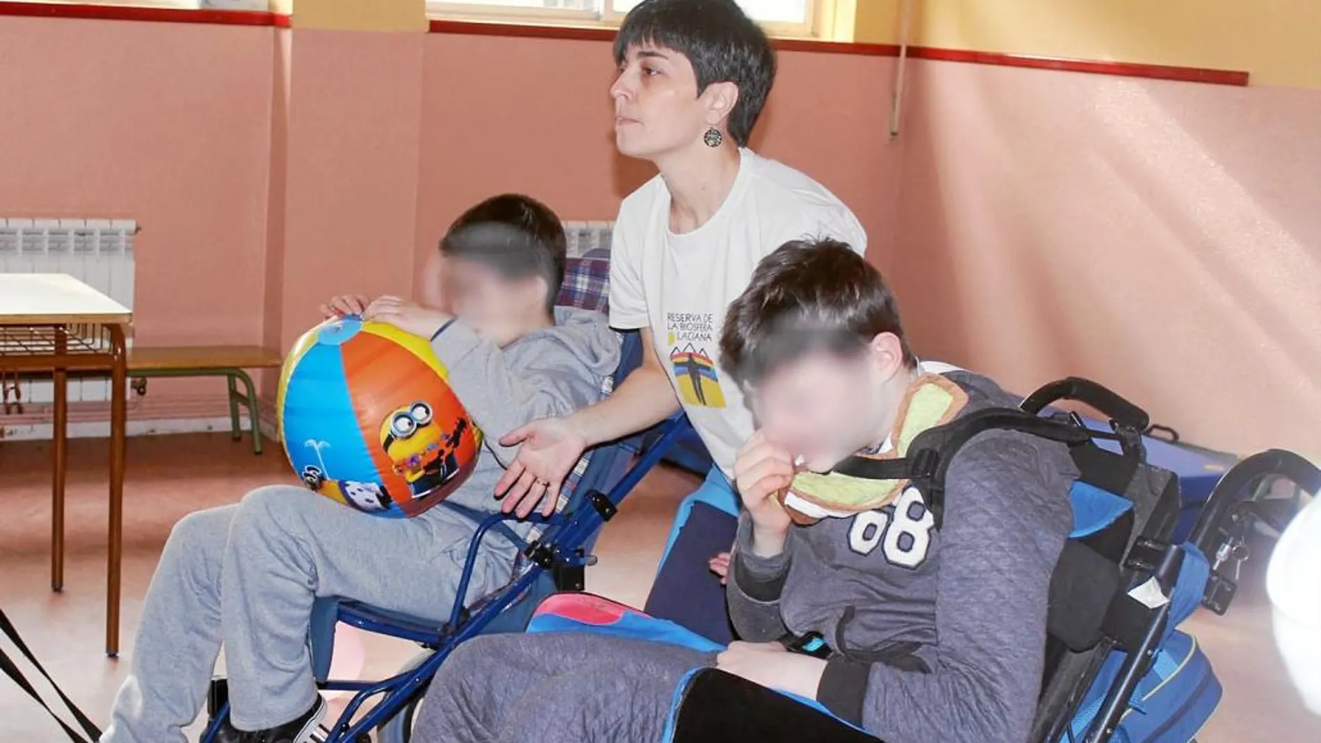 Imagen de una profesora realizando ejercicios con los alumnos de un Centro de Atención de personas con discapacidad