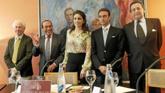 De izquierda a derecha Albert Boadella, Curro Romero, Paloma Segrelles, Enrique Ponce y Alfonso Ussía