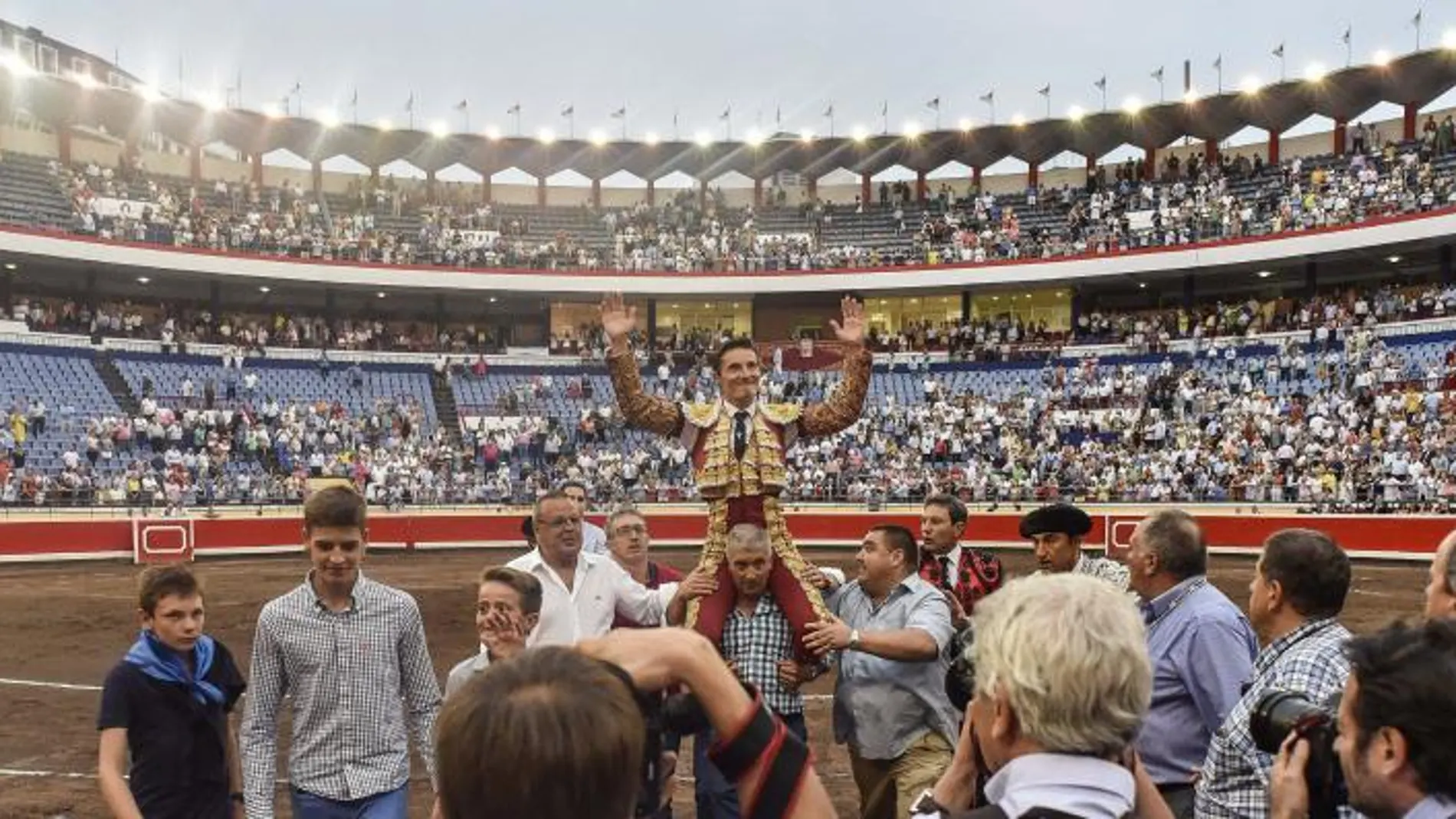 Diego Urdiales, triunfador en 2015, saliendo a hombre del coso de Vista Alegre