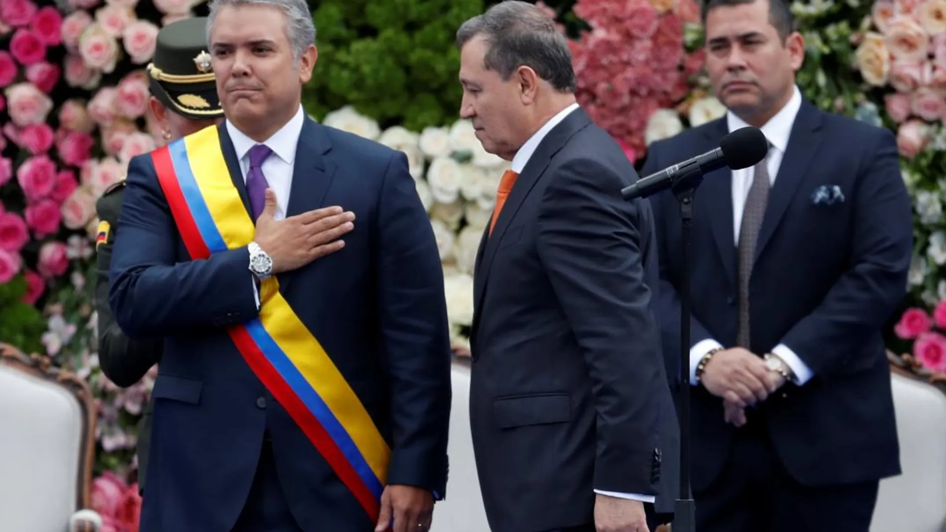 Iván Duque saluda al público después de recibir la banda presidencial en Bogotá / Reuters