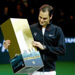 A Federer le entregaron un simbólico trofeo por ser el número uno con más edad