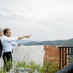 Theresa May, ayer, junto a Emmanuel Macron, durante su reunión en la residencia de verano del presidente francés / Efe