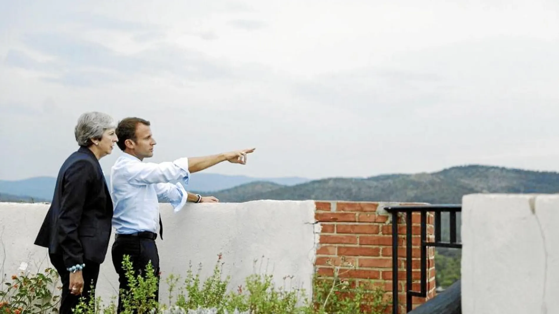 Theresa May, ayer, junto a Emmanuel Macron, durante su reunión en la residencia de verano del presidente francés / Efe
