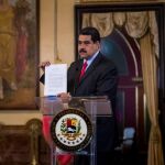 El presidente de Venezuela, Nicolás Maduro, muestra una carta que recibió del presidente de Colombia, Juan Manuel Santos, durante una rueda de prensa ayer en Caracas