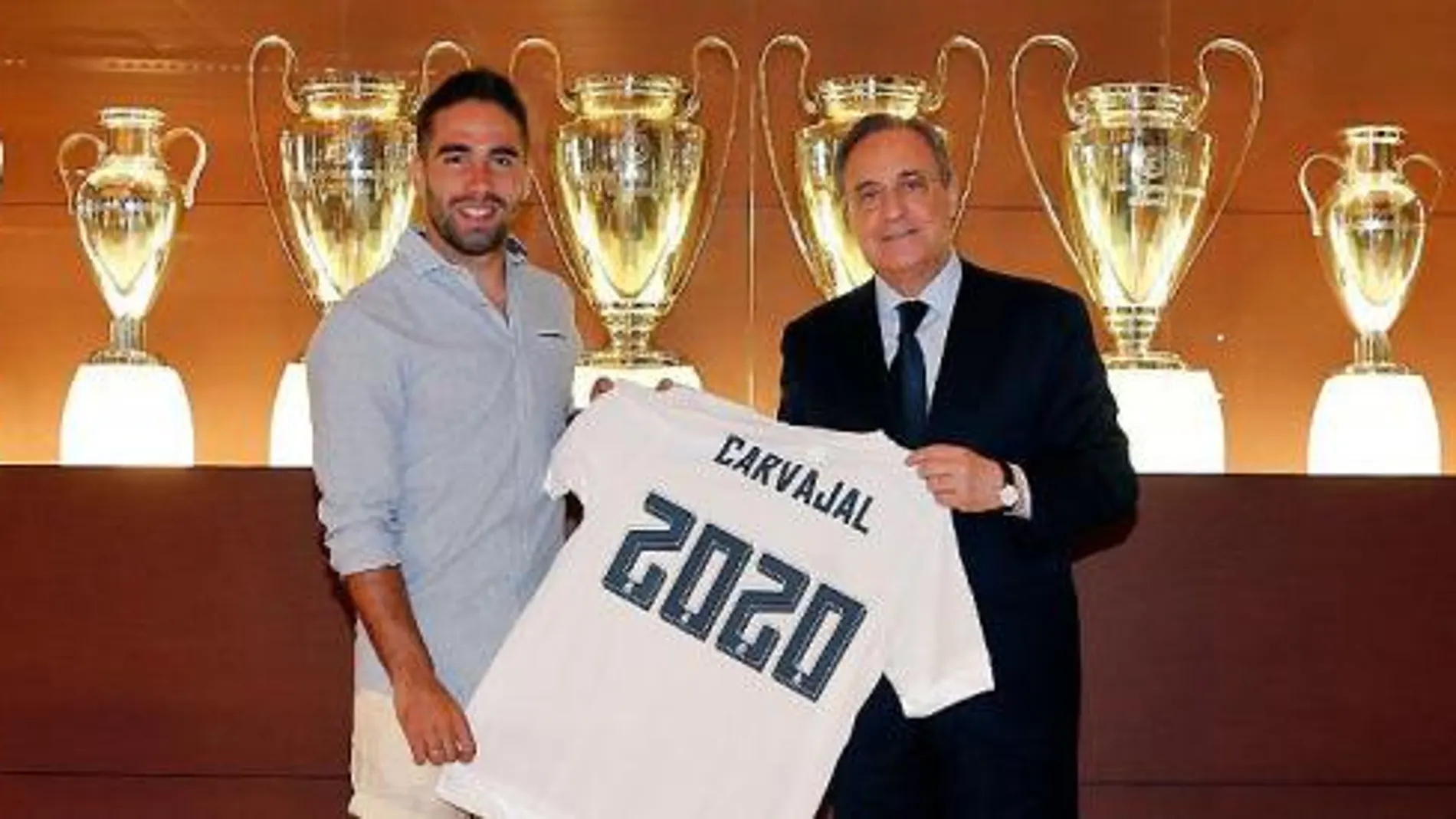Carvajal, con Florentino Pérez, tras la firma de su renovación