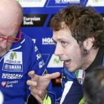 Rossi explica a su jefe de mecánicos, Silvano Galbusera, sus sensaciones después de un entrenamiento