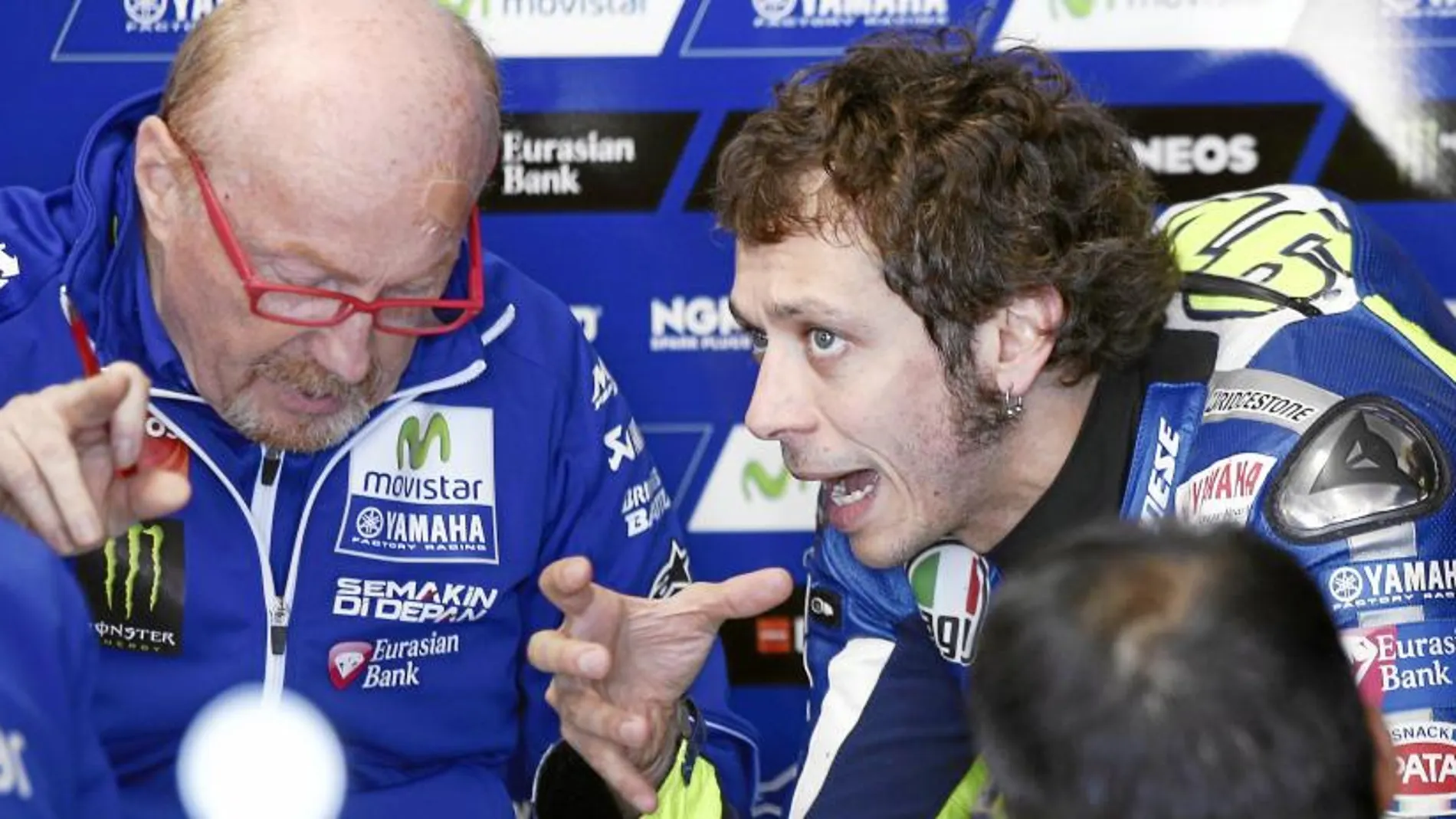 Rossi explica a su jefe de mecánicos, Silvano Galbusera, sus sensaciones después de un entrenamiento