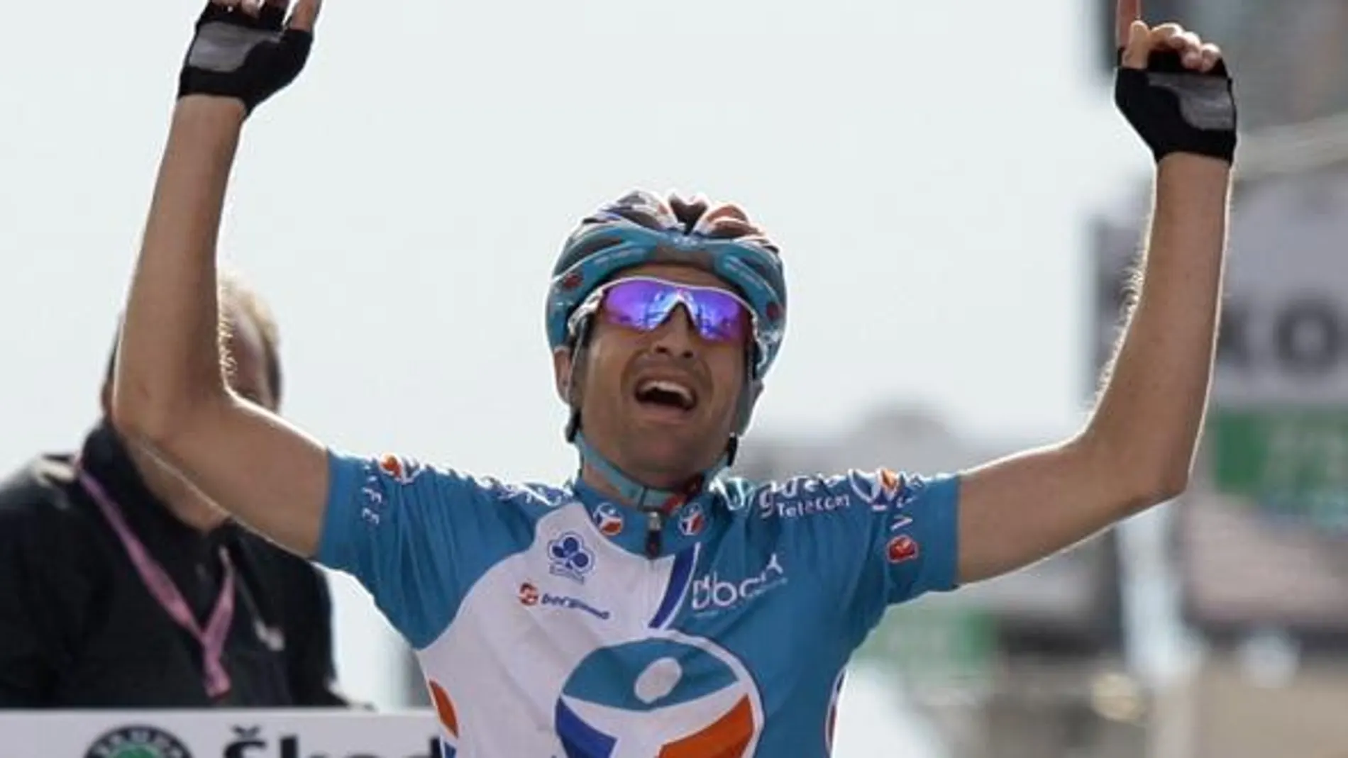 Tschopp celebra la victoria en la línea de meta
