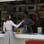 La Reina Letizia conversa con un librero tras inaugurar la 75 edición de la Feria del Libro