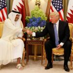 Trump saluda al emir de Qatar, en la ronda de contactos que ha mantenido en Riad con dirigentes árabes