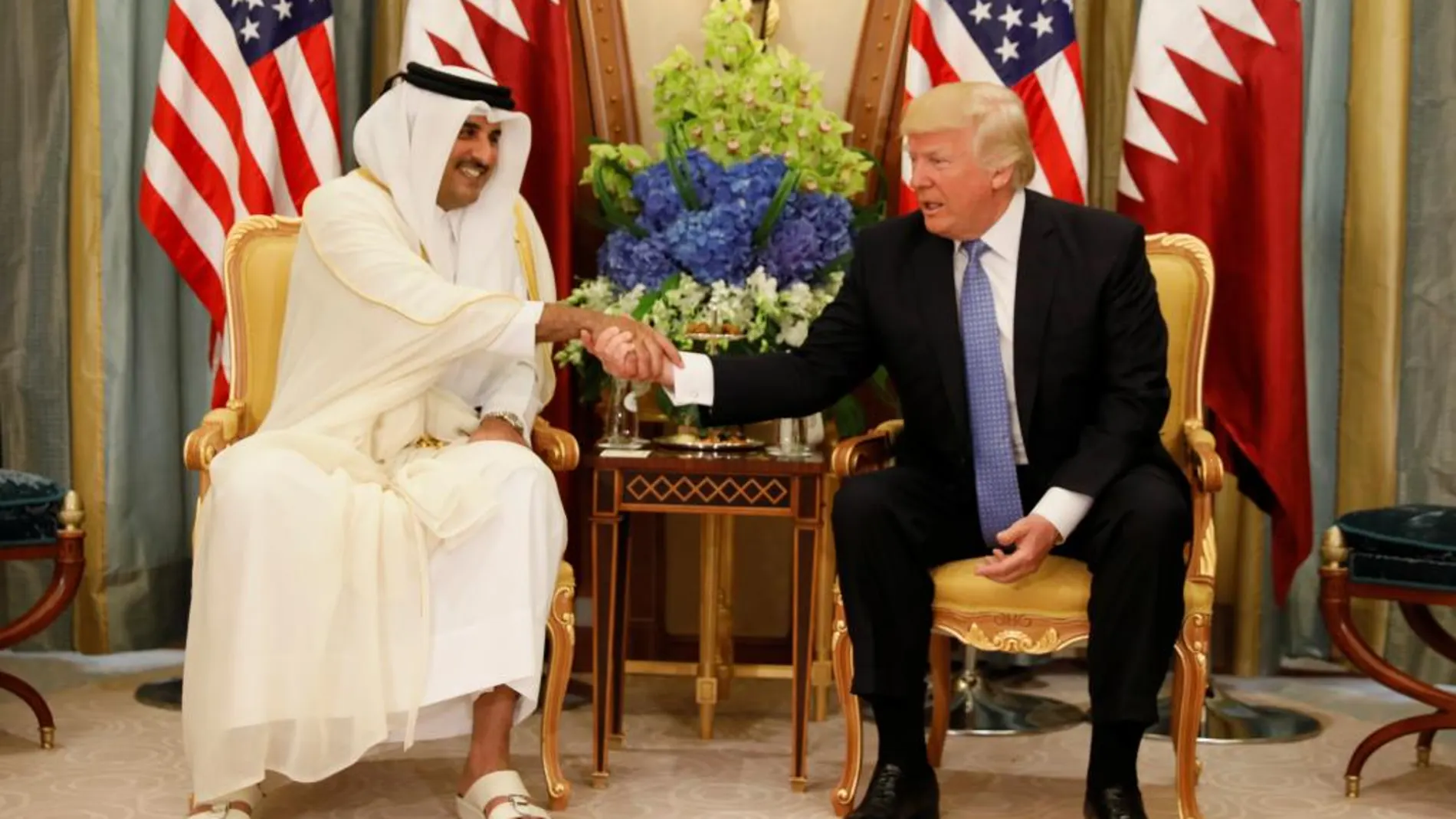 Trump saluda al emir de Qatar, en la ronda de contactos que ha mantenido en Riad con dirigentes árabes