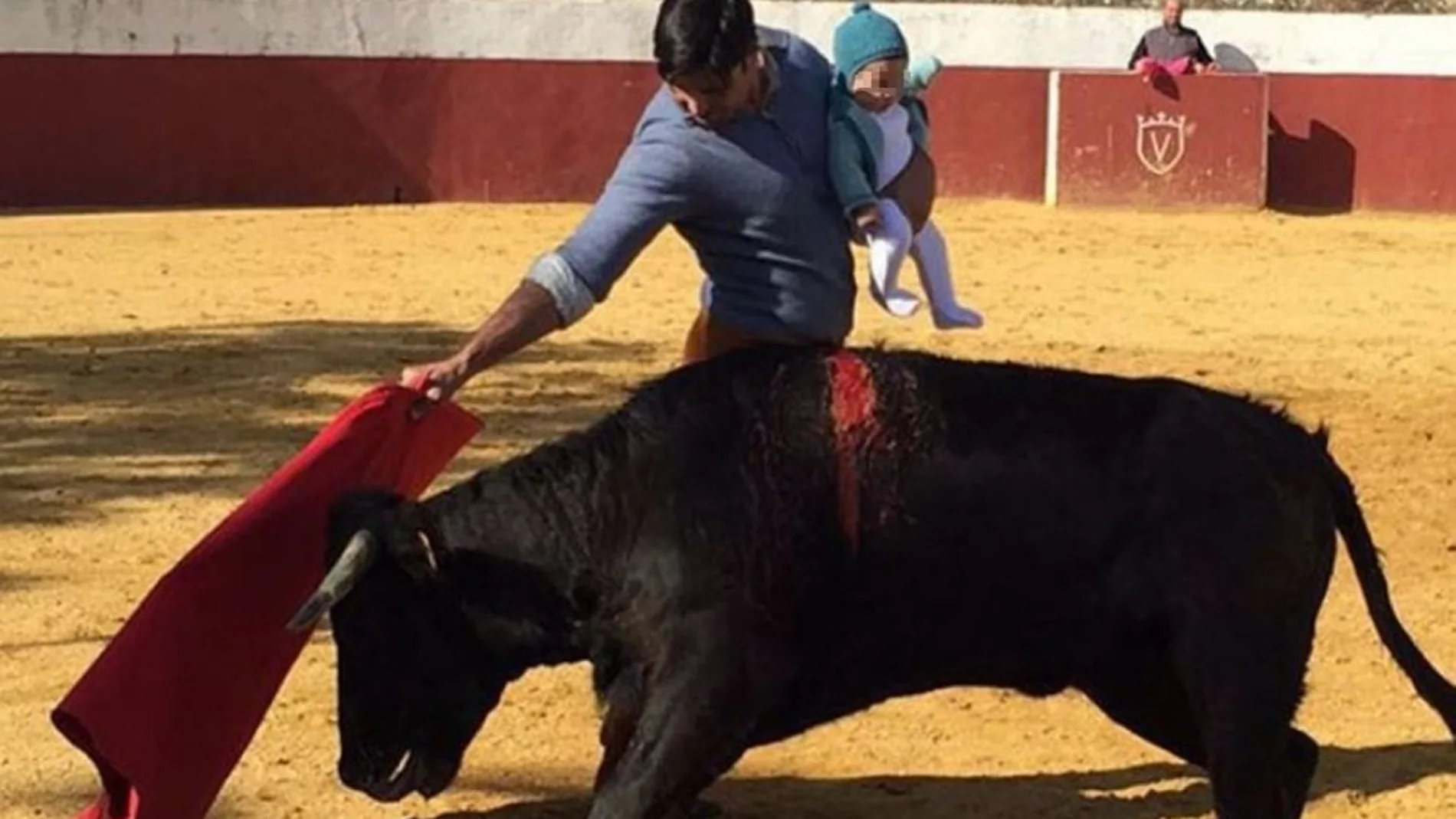 La Fiscalía de Sevilla abre un expediente por la foto de Fran Rivera toreando con su hija