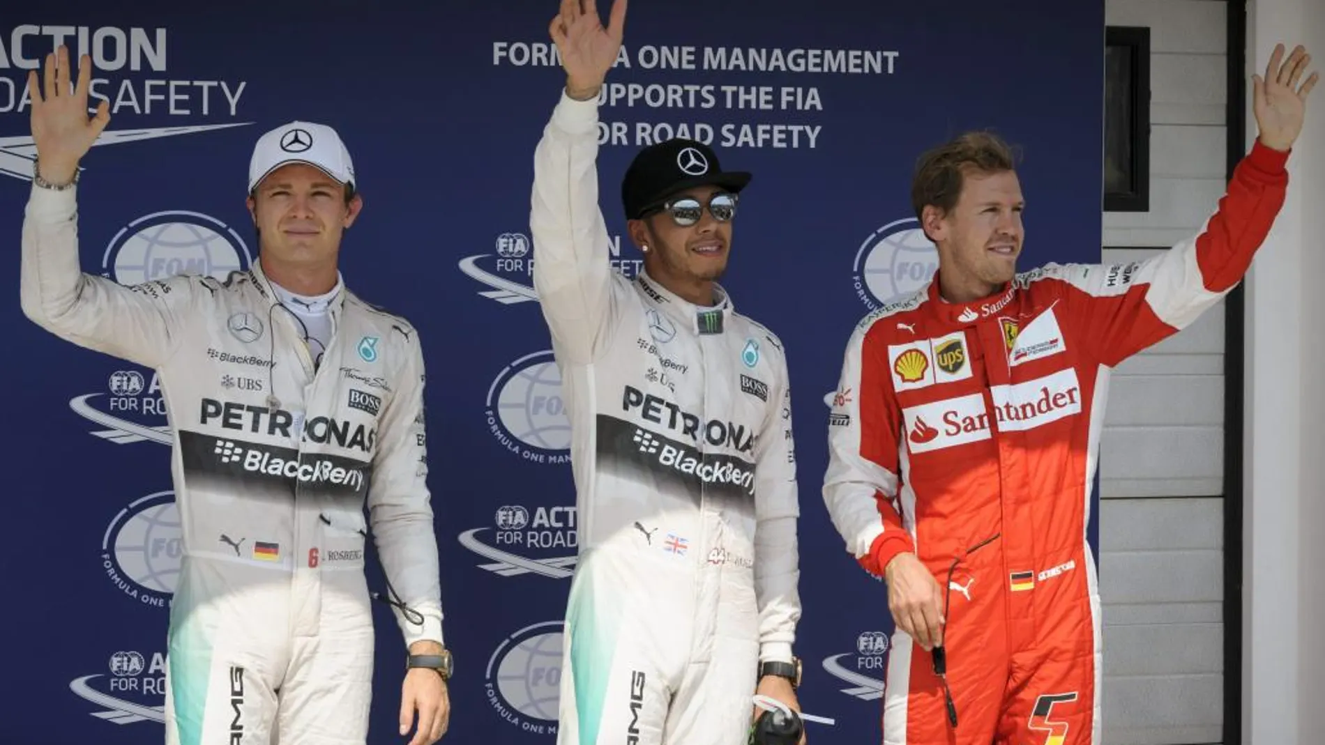 Lewis Hamilton, en el centro, celebra su mejor tiempo junto a Rosberg y Vettel hoy en Hungría.