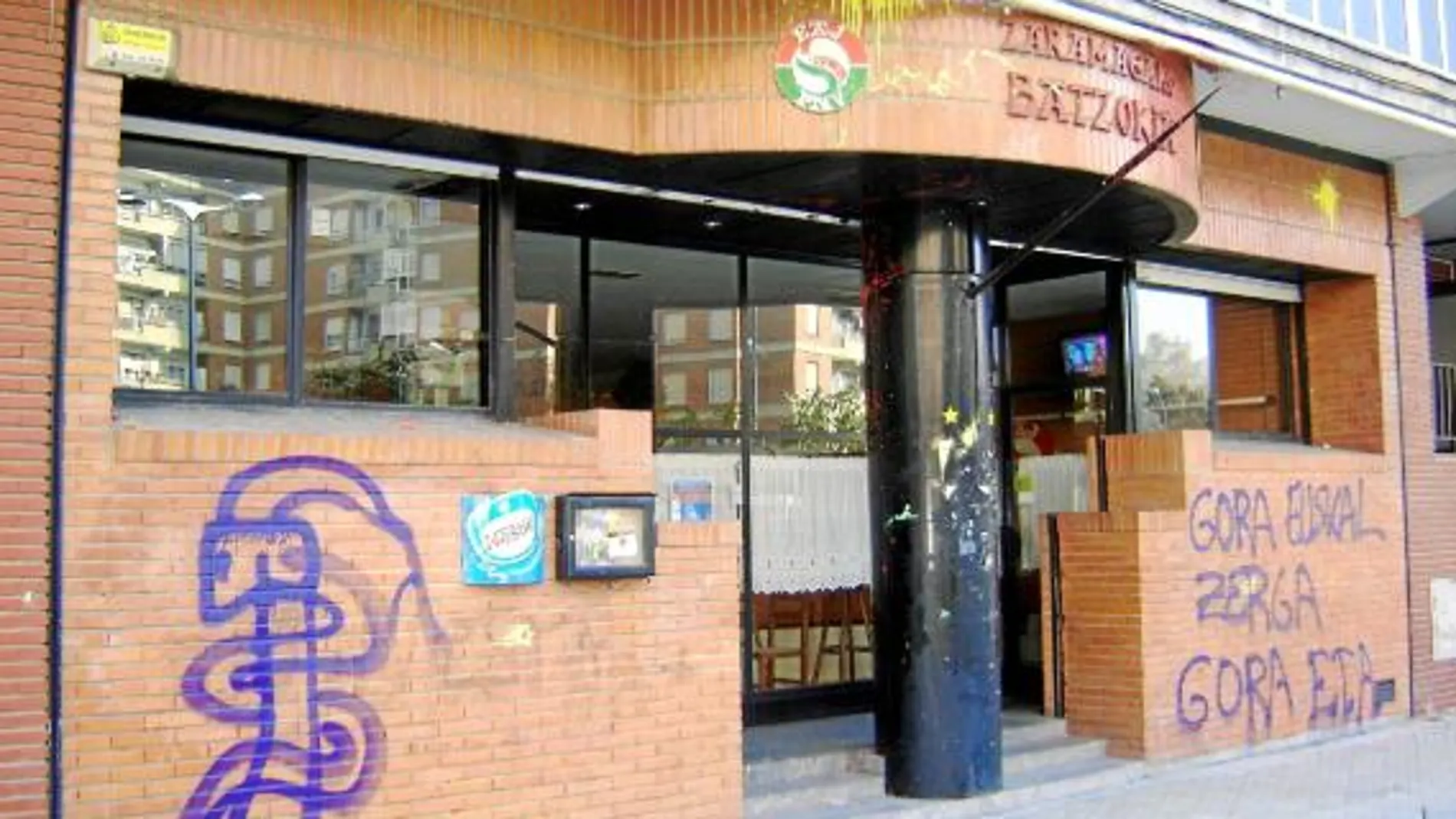 Pintadas de ETA en una sede del PNV en las que se lee «Viva el impuesto revolucionario»