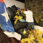 José Casado, portavoz de Els Segadors del Maresme, enseña a este diario toda la «basura independentista» que ha recogido la brigada de limpieza