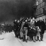 La familia Neyer abandona el gueto de Varsovia, en Polonia, para su deportación en abril de 1943. Su misma suerte correrían muchos otros judíos