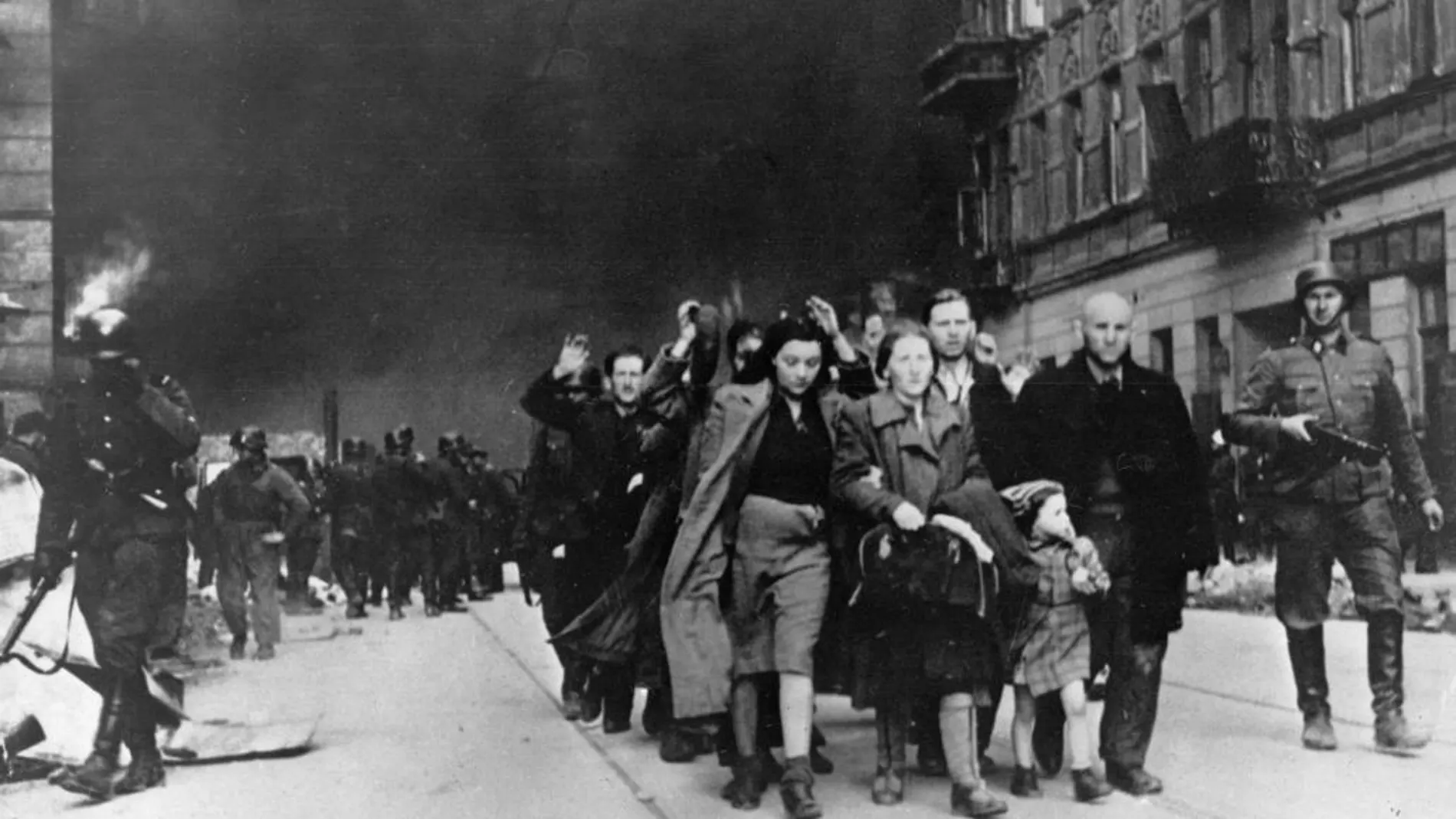 La familia Neyer abandona el gueto de Varsovia, en Polonia, para su deportación en abril de 1943. Su misma suerte correrían muchos otros judíos