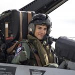 El piloto de Suzuki Maverick Viñales saluda tras aterrizar el avión de combate F-18 de la Base Aérea de Zaragoza